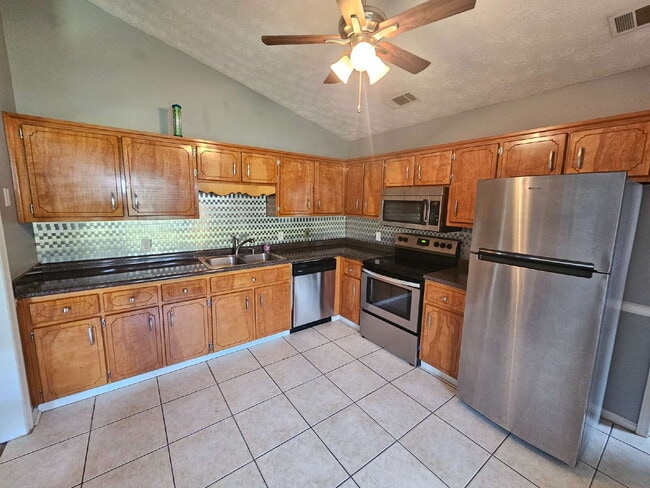 Building Photo - 4 bedroom home only 15 minutes from Fort S...