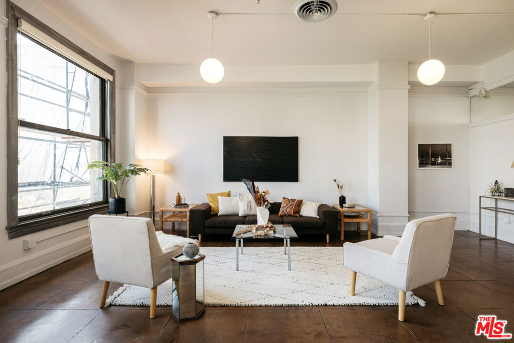 Building Photo - 108 W 2nd St