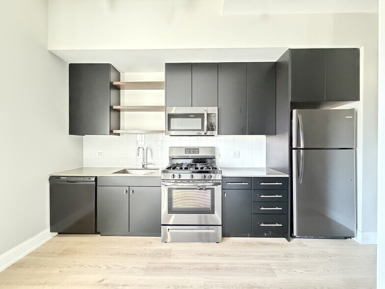 Building Photo - 941 W Belmont Ave