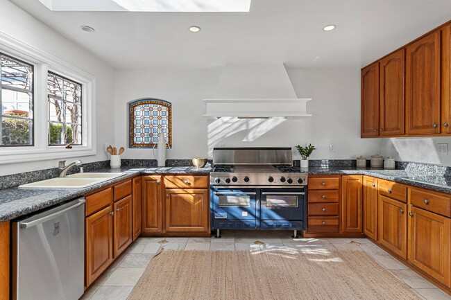 Building Photo - 344 Summit Ave