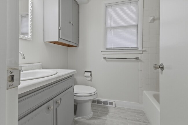 Building Photo - 4054 Stonehenge Dr