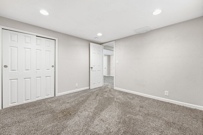 Building Photo - 3 Bed - 2 Bath home in Englewood!