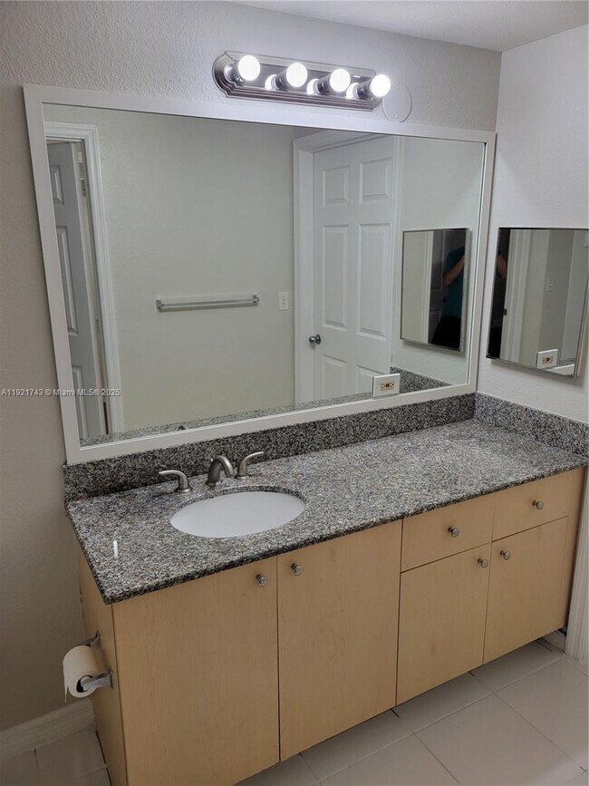 Building Photo - 2564 Centergate Dr