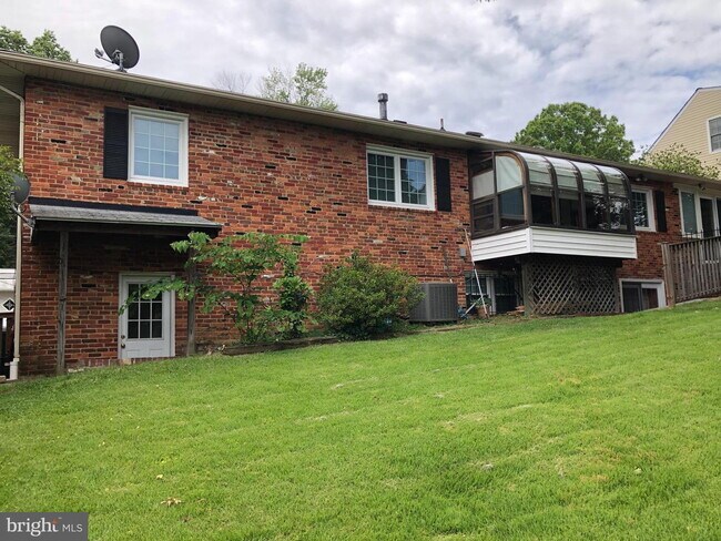 Building Photo - Impressive North Arlington Home with Abund...