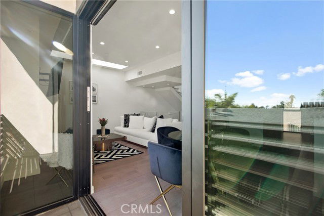 Building Photo - 823 N Fuller Ave