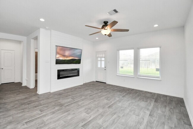 Building Photo - 5443 Pinetree Cres Ln