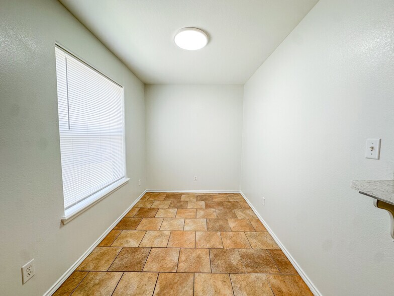 Building Photo - 709 Sonesta Dr