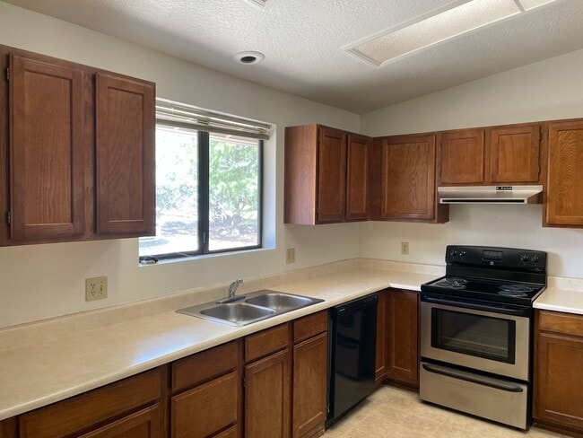 Building Photo - Village of Oak Creek  6-MONTH LEASE TERM