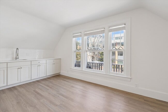 Building Photo - Fully Renovated 1 Bedroom 1 Bath Apartment...