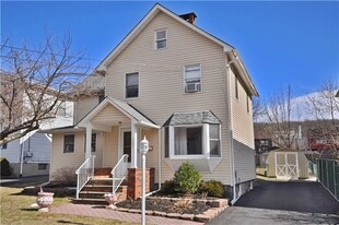 Building Photo - 295 Center St