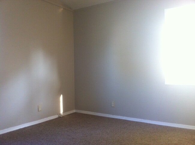 Building Photo - Very nice 3bed/1bath south side home w/ garage & fenced in back yard