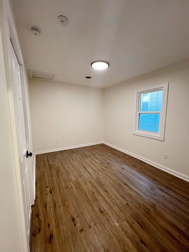 Building Photo - SEE IT NOW: Charming Renovated Bungalow in...