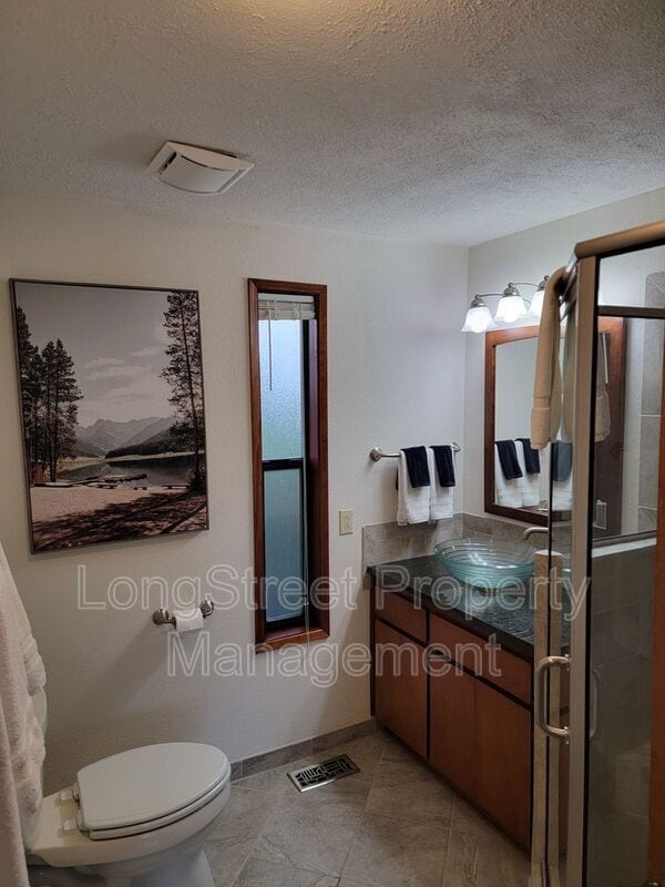 Building Photo - 2720 NW Glenwood Dr