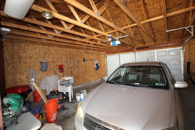 Building Photo - 2 Bedroom Home with Garage!