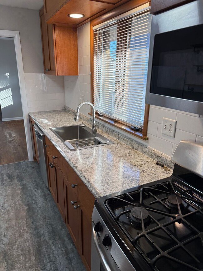 Building Photo - Gardiner Ave S. 223-225