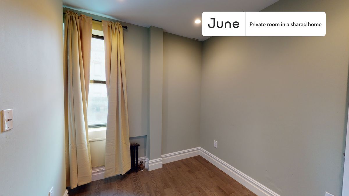 Building Photo - Private bedroom in 3 bed/2 bath Home