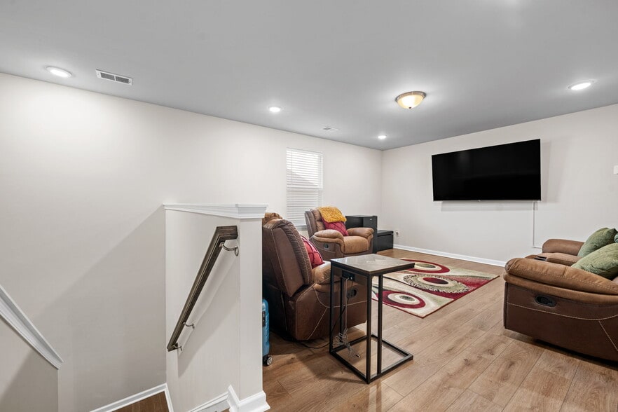 Upstairs - 188 Lucca Dr