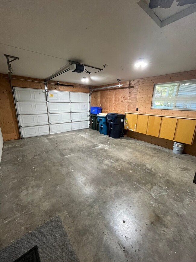 Building Photo - Charming Three Bedroom Home on Bend's West...