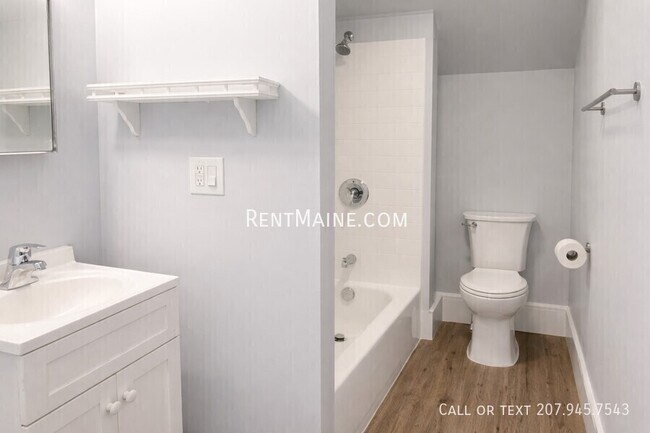 Building Photo - 496 Main St