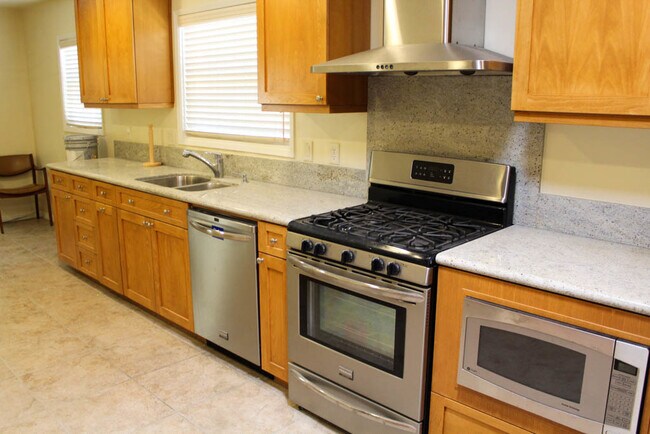 Building Photo - Coming Soon! 3/2 Single-Story Home for Lea...