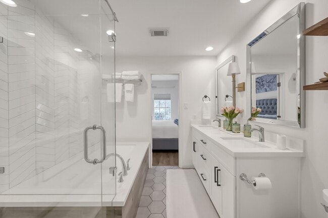 Building Photo - 246 N Walden Elms Cir