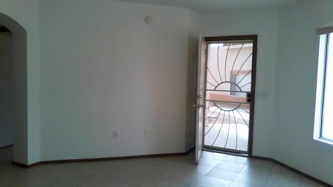 Building Photo - Non age restricted townhome available    Valley Verde Townhome Green Valley Arizona