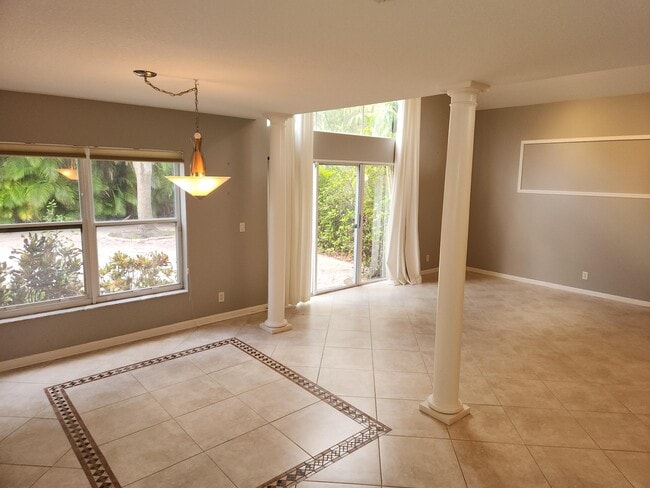 Building Photo - 5242 Victoria Cir