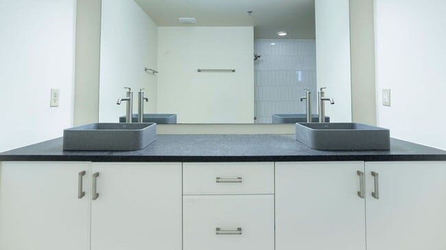 Building Photo - Garden View 1 Bedroom Loft Ready for move in