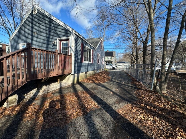 Building Photo - Charming 4-Bed / 1.5-Bath Home in Quiet Springvale Neighborhood