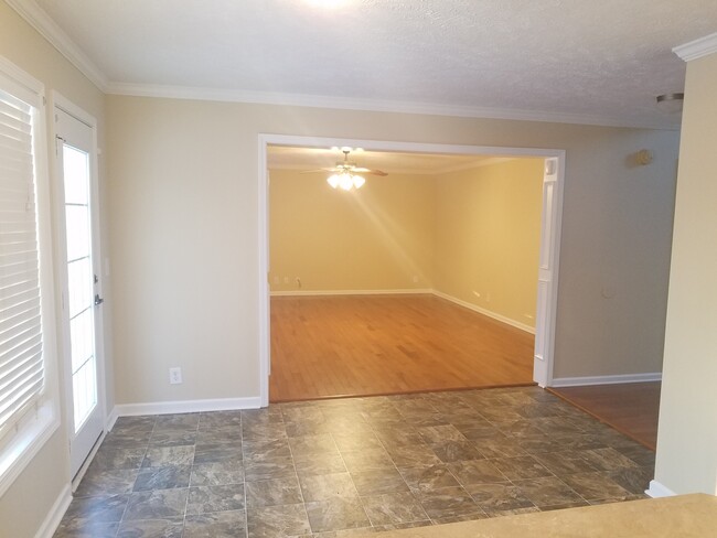 Building Photo - Awesome floor plan! Huge 4 Br + Bonus Rm!!...