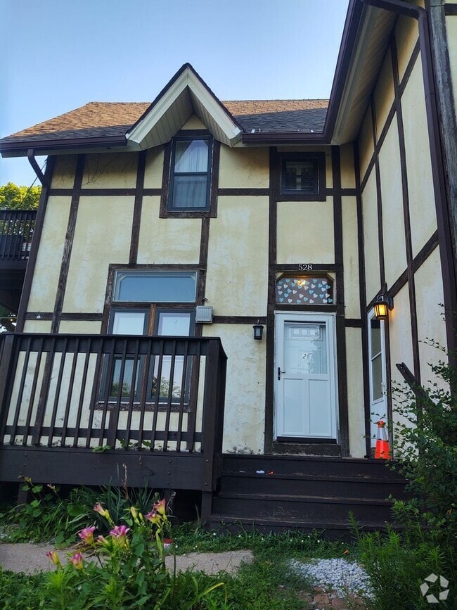 Building Photo - 528 W 6th St