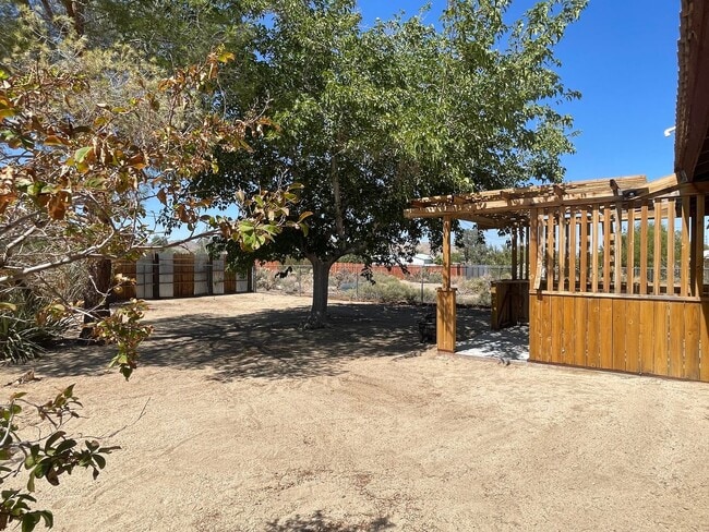 Building Photo - Charming Joshua Tree Village Home