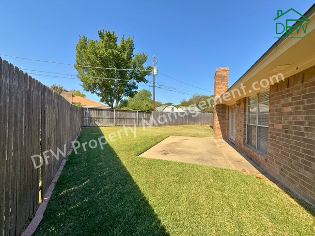 Building Photo - Charming 3-Bedroom Home with Fenced Backyard & Fireplace in Arlington!