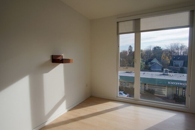 Building Photo - Modern 3rd Floor Studio with D/W & Washer/...