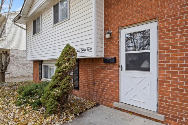 Building Photo - Hardwood Floors- Large Space - Garage