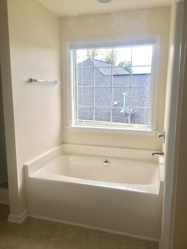 Building Photo - Spacious House in Woodfin/ 4 bedrooms-2.5 ...