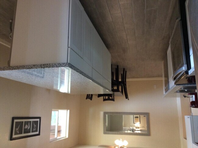 Building Photo - 2011 N Van Ness Ave