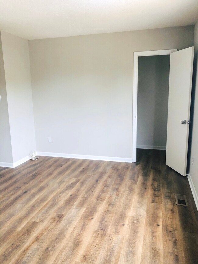 Building Photo - STUNNING 3 BEDROOM END UNIT TOWNHOUSE just off gate of Little Creek!!