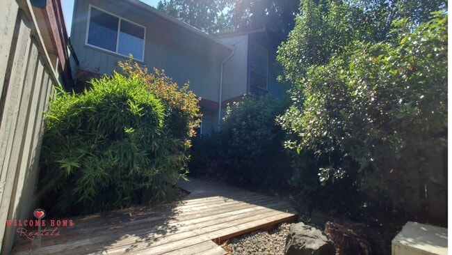 Building Photo - 2 bedroom townhome condo with AMAZING view...