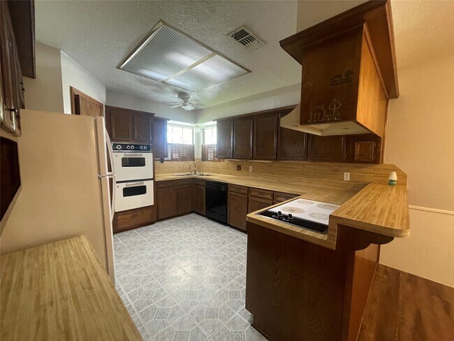 Building Photo - 302 Yorkshire Ct