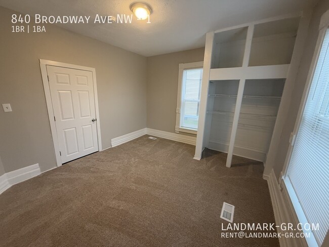 Building Photo - Updated 1 Bed, 1 Bath – Move-In Ready!