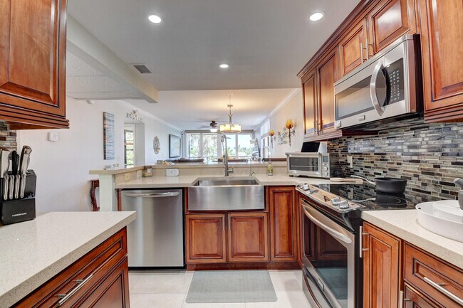 Building Photo - 19 Royal Palm Way