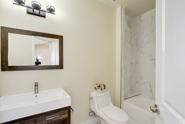 Building Photo - Gorgeous and Spacious Renovated 4br/3.5ba ...