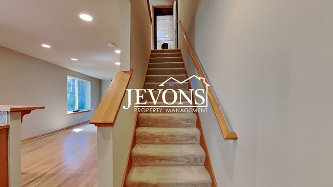Building Photo - Charming two-story condo with two master s...