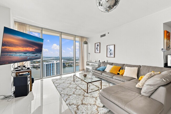 Building Photo - 465 Brickell Ave
