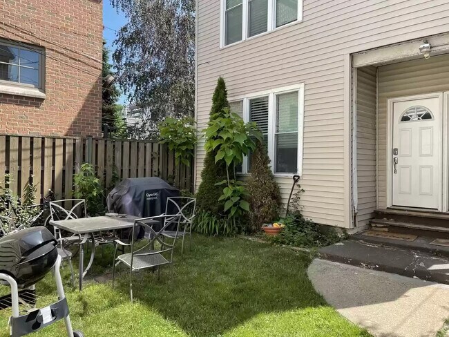 Building Photo - 3327 N Hamilton Ave