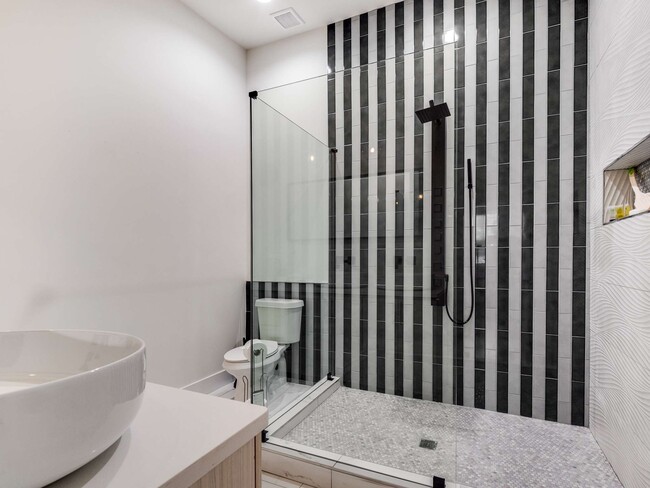 Primary bathroom - 1371 Lyle Ave