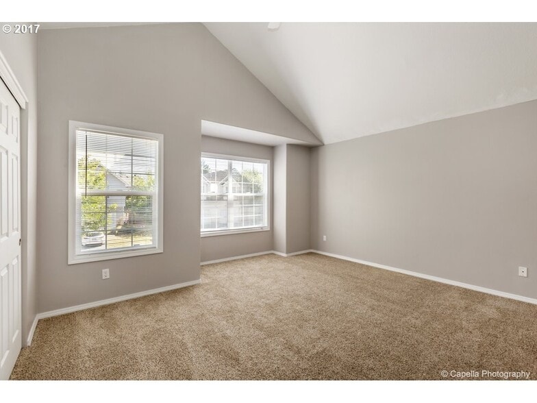 Master suite is light filled , airy with tall vaulted ceiling - 7414 NE Shaleen St