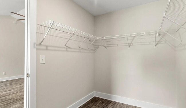 Building Photo - 2026 Lakeside Ln