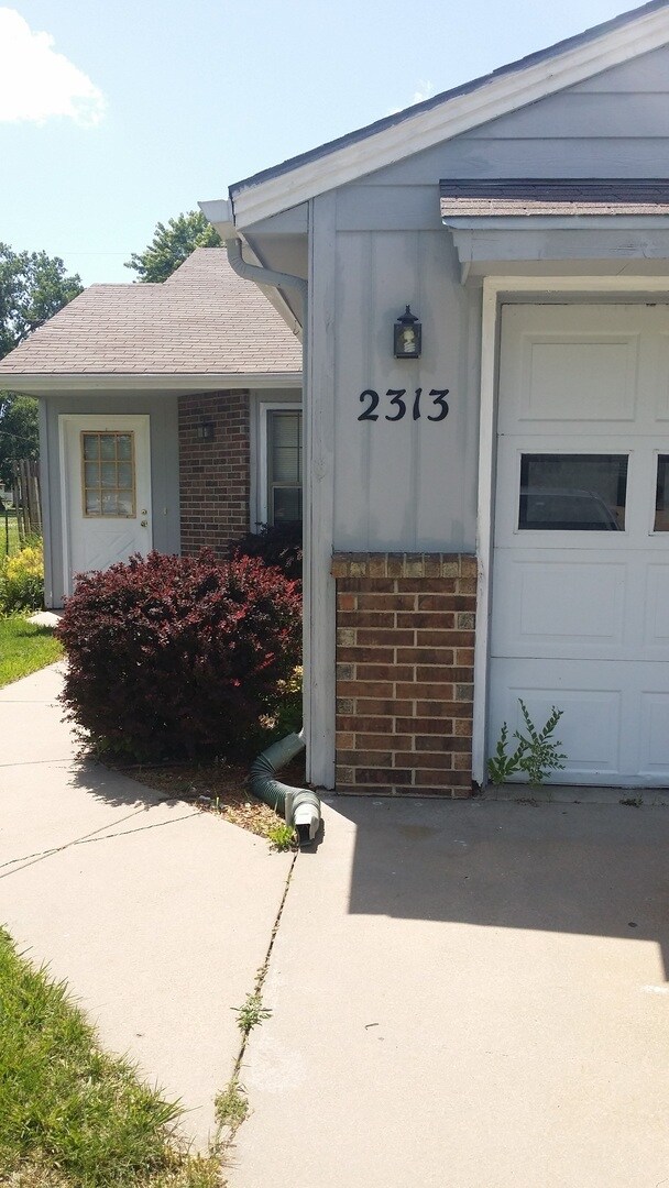 Primary Photo - Willow Ln. 2313 - 15